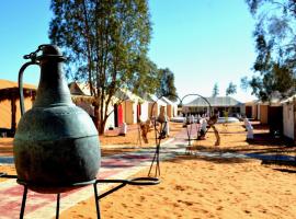 Luxury Desert Romantic Camp，位于梅尔祖卡的酒店