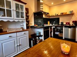 Gemütliche Ferienwohnung in Uelzen mit eigenem Garten，位于于尔岑的酒店