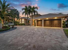 Luxury House in Pembroke Pines Newly Renovated With Pool And Security，位于彭布罗克派恩斯的酒店