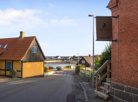 Summer Holiday Apt No 2 At Beautiful Solgaarden，位于斯瓦讷克的酒店