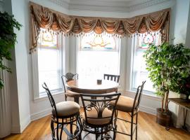 Club Salon Sleeps 10-20 Free Parking & TV，位于芝加哥的酒店