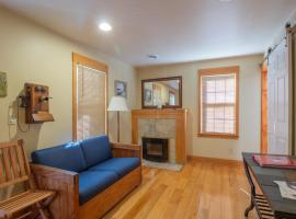 Stay In Ohiopyle in town by the GAP trail, hot tub，位于Ohiopyle的酒店