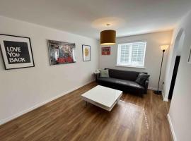 1 Bed Greater London Flat next to Station & Free Parking，位于罗姆福特的公寓