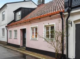 Lovely Home In Ystad With Kitchen，位于斯塔德的酒店