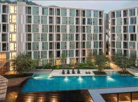Luxury condo in phuket shopping center，位于普吉镇的酒店
