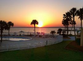 Quality Inn & Suites Gulf Breeze Bayside near Pensacola Beach，位于微风湾的酒店