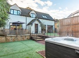 Cotswold holiday let with hot tub - The Old Garage，位于奇平诺顿的酒店