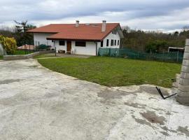 Casa con terraza y jardín，位于蒙希亚的酒店