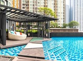 Condo in Bangkok with Swimming Pool near Malls and Train，位于帕卡农区的酒店
