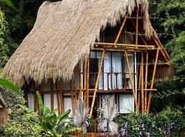 Ibuku Hotel Guatapé - Chalets，位于瓜塔佩的木屋