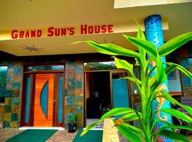 GRAND SUN'S HOUSE，位于巴克里索莫雷诺港圣克里斯特巴尔机场 - SCY附近的酒店