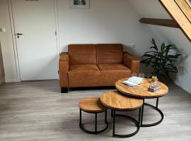 Ruim appartement met sauna, Zuidstraat 125 in Westkapelle，位于韦斯特卡佩勒的公寓