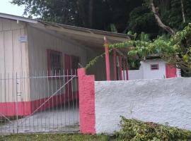 Casa aconchegante simples em Matinhos Caiobá Pr，位于马蒂尼奥斯的酒店