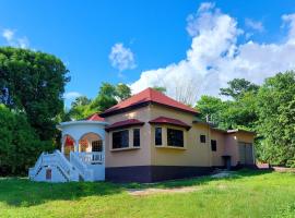 The Happy Retreat Villa in Belmont, Jamaica，位于Blue Hole的海滩短租房