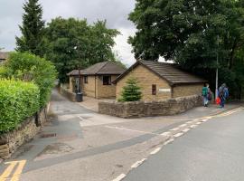 Lister Park Bradford 2bed Detached Cottage House & Parking & Cinema Screen，位于布雷得佛的酒店