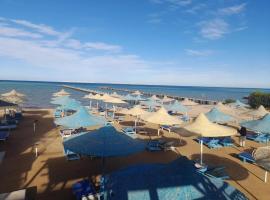 Fox House Beach Resort & Spa El Gouna，位于赫尔格达的酒店