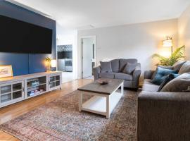 Near Historic Downtown Apex, Sleeps 8, King Bed，位于埃佩克斯的酒店