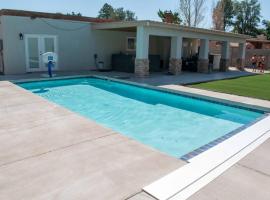 Relaxing 4 Bedroom with Pool and Hot Tub，位于阿尔伯克基的酒店