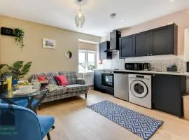 1 bed flat for two close to train station with private parking by Eagle Owl Property