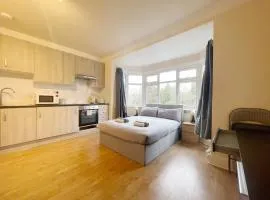 Large Cosy Property 15min from Central London