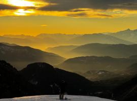 Ski Lodge Pampeago，位于泰塞罗的住宿加早餐旅馆