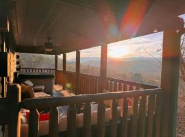 Smoky Paws - 5-star Cabin, Stunning Mountain Views, New Hot Tub, Tranquil, Gigabit Internet, Free L2 EV，位于鸽子谷的乡村别墅