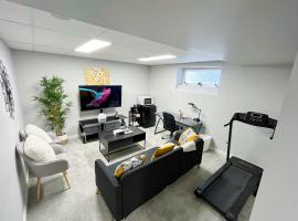 Stylish Basement Suite with Modern Comforts，位于温尼伯的别墅