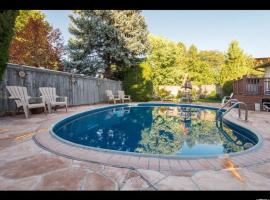 Wasatch Front home with pool close to everything!，位于穆雷的酒店