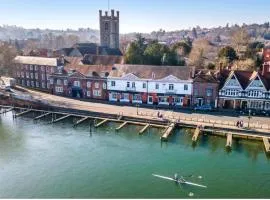 Picturesque Thameside Apartment