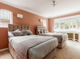 Traditional Family House Near Beach -Great Garden!