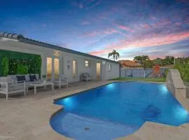 La Femme luxe Paradise - HtdPool, Mini Golf, 5 Bedrooms, Jacuzzi, Game Room, BBQ,Pickleball