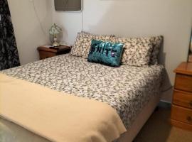 Seaside Lodge on Esplanade in Buller St Kingscote，位于金斯科特的木屋