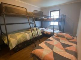 Dublin Airport Big rooms with bathroom outside room - kitchen only 7 days reservation，位于都柏林的民宿