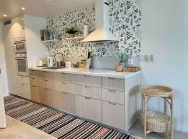 Nybyggt boende nära hav och natur.