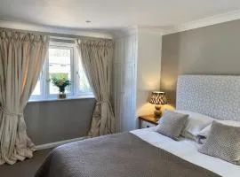 Beautifully appointed one-bedroom cottage