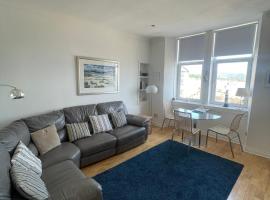 Millport Beach Apartment, Crichton St, sea views，位于米尔波特的酒店