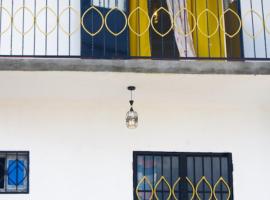 Studio meubl&eacute; &agrave; bas prix (salon, chambre, douche, cuisine)，位于Yasika的带停车场的酒店