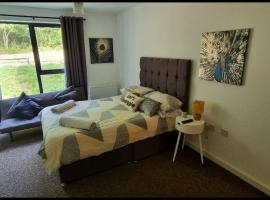 Brentwood Town Retreat - Large 2 bedroom apartment，位于布伦特伍德的酒店