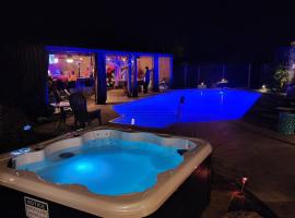 Lake Hamilton Pool House with Cabana and NEW hot tub!，位于温泉城的带停车场的酒店