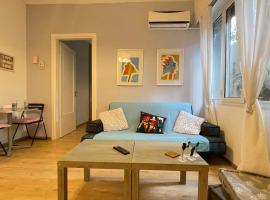 Cozy apartment ideally located city center and Megaron Moussikis metro station，位于雅典U.S. Embassy Athens附近的酒店