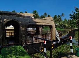 SR Travelling Kerala，位于库玛拉孔的船屋