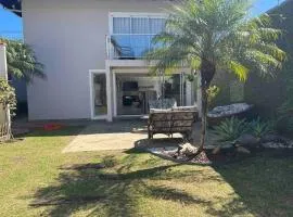 Linda Casa com amplo jardim!