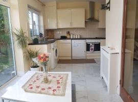 3 Bedroom 3 Bathroom House, Dublin，位于卢坎的低价酒店