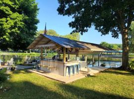 Lake front, amazing location, Tiki Bar, FirePit!，位于Huntsville的酒店