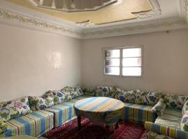 Appartement meublé sans vis à vis proche de toutes commodités 5 min à Marjane chaikh Zaid et centre ville，位于胡里卜盖的带停车场的酒店