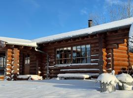 Fjordhygge - Authentic wood log cabin summerhouse near water, fjord and forest，位于Jægerspris的酒店