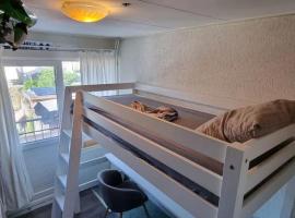 Private room 7m2 with desk & oven，位于雷登的酒店