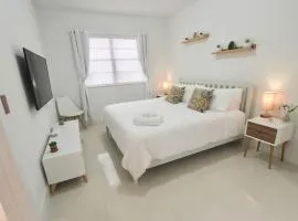 Modern 1 Bd Room 1 block from the Beach