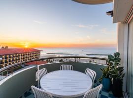 Sunsets Paradise 2BR with Parking by Beachfront Stay，位于荷兹利亚的酒店