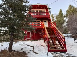Maison Solange-Red Barn Farmhouse Style- Moonridge，位于大熊湖的乡村别墅